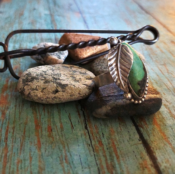 Vintage Green Turquoise and Sterling Silver Ring - Picture 4 of 9